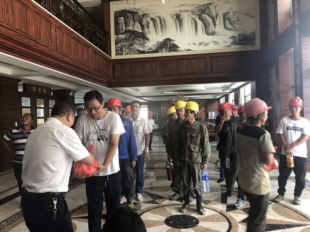高溫慰問(wèn)到一線(xiàn)，絲絲清涼潤(rùn)心田