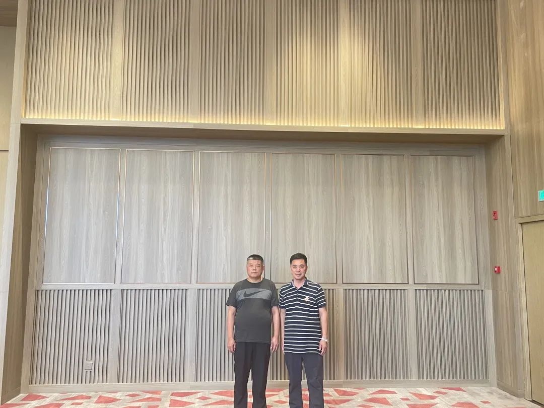 驕陽似火，董事長實地驗收大型酒店工裝項目